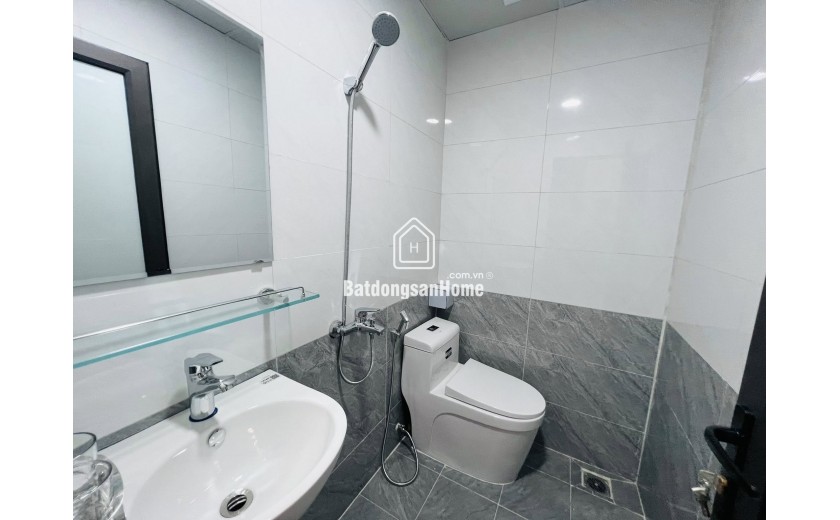 TÒA CHDV XÂY MỚI Ở  CẦU GIẤY-7 TẦNG THANG MÁY-10 PHÒNG-PCCC ĐẦY ĐỦ- KHU VỰC VIP- TẦM TIỀN NHIỀU KHÁCH-ÔTÔ NGAY GẦN-DÒNG TIỀN 60TR/THÁNG